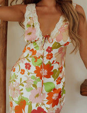 Laden Sie das Bild in den Galerie-Viewer, V-neck Slip Floral Print Satin Maxi Dress