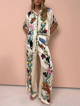 Laden Sie das Bild in den Galerie-Viewer, Satin Unique Print Elastic Waist Pocketed Wide Leg Pants