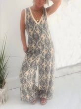 Laden Sie das Bild in den Galerie-Viewer, Printed Texture V-Neck Loose Jumpsuit