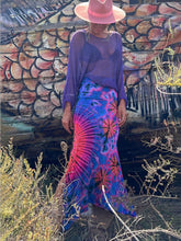 画像をギャラリービューアに読み込む, Slim Fit Hip-Hugging Printed Slit Maxi Skirt