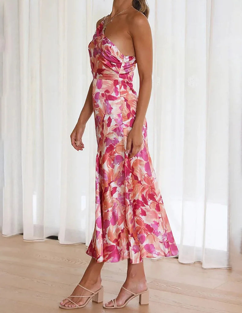 Robe en satin froncée à une épaule et à fleurs roses