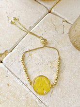 Carregar imagem no visualizador da galeria, Yellow Epoxy Embossed Round Bracelet