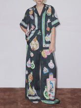 Laden Sie das Bild in den Galerie-Viewer, Satin Unique Fun Print Button Oversized Shirt