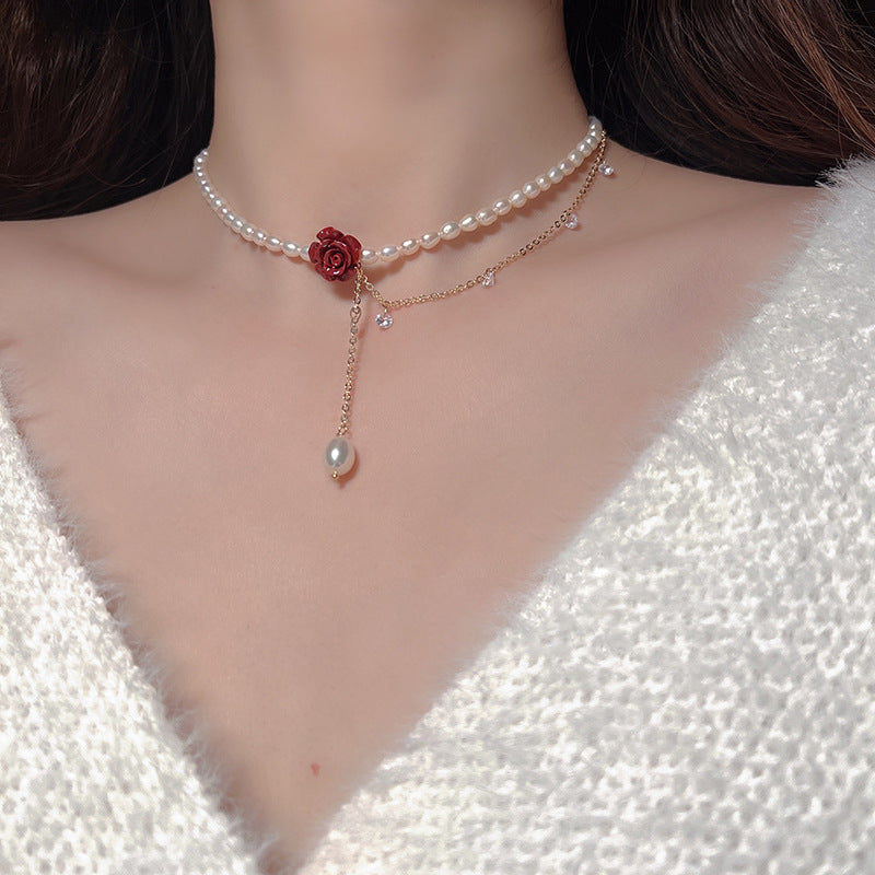 Collier de perles en forme de fleur de rose