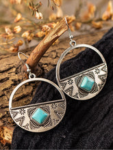 Laden Sie das Bild in den Galerie-Viewer, Burnished Gold Round Shaped Metal Dangle Earrings