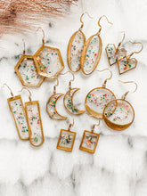 Laden Sie das Bild in den Galerie-Viewer, Floral Resin Dried Pressed Flower Boho Earrings