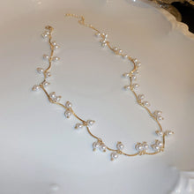 Carica l&#39;immagine nel visualizzatore di Gallery, Gold Cherry Pearl Necklace