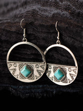 Görseli Galeri görüntüleyiciye yükleyin, Burnished Gold Round Shaped Metal Dangle Earrings