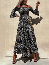 画像をギャラリービューアに読み込む, Off-The-Shoulder Smocked Stretch Black Printed Maxi Dress