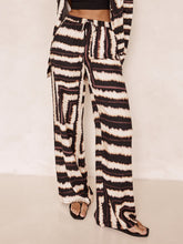 Laden Sie das Bild in den Galerie-Viewer, Signature Strip Textured Chocolate Print Baggy Pants