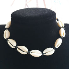 Indlæs billede til gallerivisning Fashionable Hawaiian-Inspired Shell Necklace: Casual Handmade Choker in Silver-Colored Stainless Steel