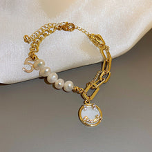 Carica l&#39;immagine nel visualizzatore di Gallery, Pearl Smiley T-clasp Bracelet