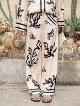 Carica l&#39;immagine nel visualizzatore di Gallery, Wide-Leg Silhouette Printed Pants