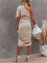 Laden Sie das Bild in den Galerie-Viewer, Single Sleeve Irregular Evening Dress