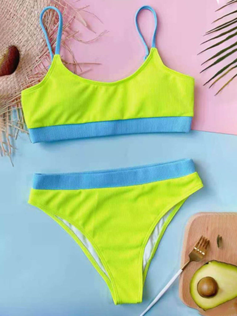 Haut de bikini fendu tendance avec col en U et coutures apparentes