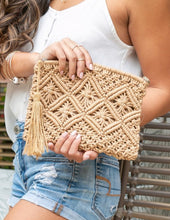 Charger l&#39;image dans la galerie, Pochette à pompons en macramé à motif de losanges