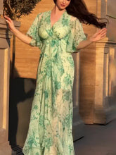 Carica l&#39;immagine nel visualizzatore di Gallery, Retro V-neck trumpet sleeve printed dress