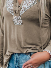 Load image into Gallery viewer, Leopard-Print Paneled Pullover Hoodie