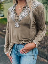 Load image into Gallery viewer, Leopard-Print Paneled Pullover Hoodie