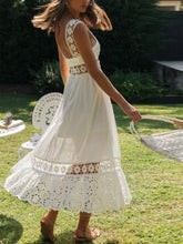 Laden Sie das Bild in den Galerie-Viewer, Long Lace Paneled Midi Dress With Full Hem