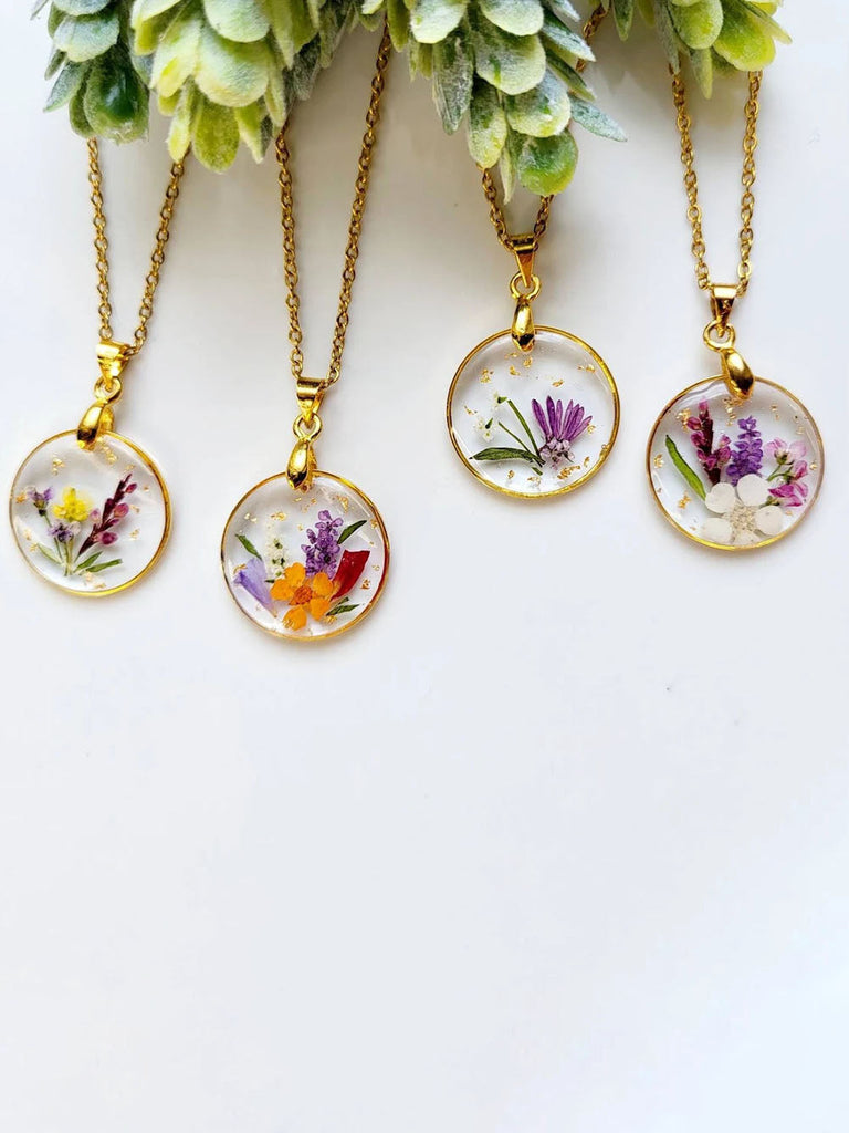 Colliers pendentifs en résine pressée avec bouquet de fleurs de naissance faits à la main