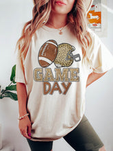 Laden Sie das Bild in den Galerie-Viewer, Game Day Football T-Shirt