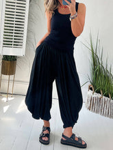 Laden Sie das Bild in den Galerie-Viewer, Elastic Waist Pocketed Harem Style Loose Pants