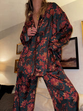 Laden Sie das Bild in den Galerie-Viewer, Lotus Pajama Set