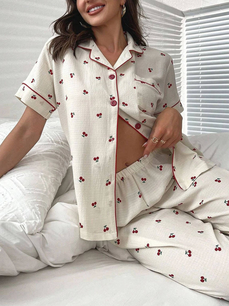 Ensemble pyjama chemisier et pantalon à imprimé cerises avec passepoils contrastés