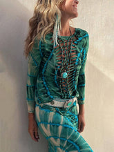 Carregar imagem no visualizador da galeria, Back Cross Tie-dye Print Cutout  Loose Stretch Top