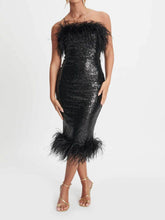 Laden Sie das Bild in den Galerie-Viewer, Black Sophia Bandeau Sequin Midi Dress With Feather Trim