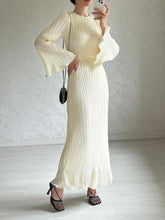 Laden Sie das Bild in den Galerie-Viewer, Pleated Bell Sleeve Maxi Dress