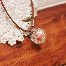 Charger l&#39;image dans la galerie, Collier de fleurs préservées avec pendentif en gypsophile rose recouvert de verre