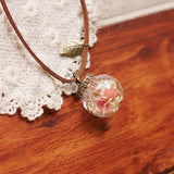 Collier de fleurs préservées avec pendentif en gypsophile rose recouvert de verre