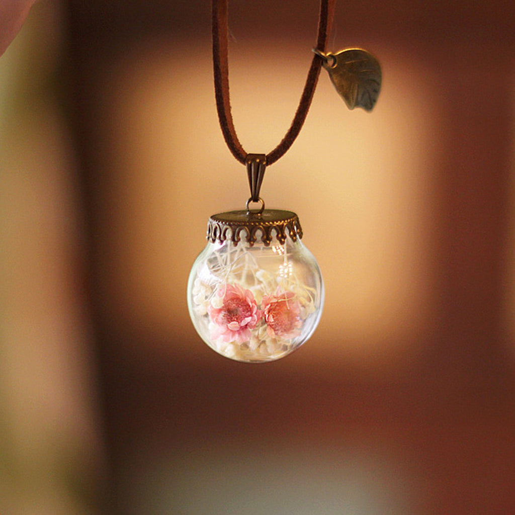 Collier de fleurs préservées avec pendentif en gypsophile rose recouvert de verre