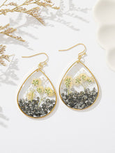 Lataa kuva Galleria-katseluun, Handmade Mineral Begonia Flower Earrings