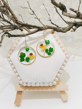 Lataa kuva Galleria-katseluun, Bamboo Resin Dancing-Doll Orchid Dried Flower glue earrings