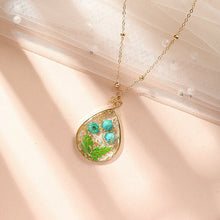 Carregar imagem no visualizador da galeria, Acacia Seed Resin Dried Flower Necklace