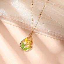 Carregar imagem no visualizador da galeria, Acacia Seed Resin Dried Flower Necklace