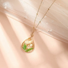 Carregar imagem no visualizador da galeria, Acacia Seed Resin Dried Flower Necklace