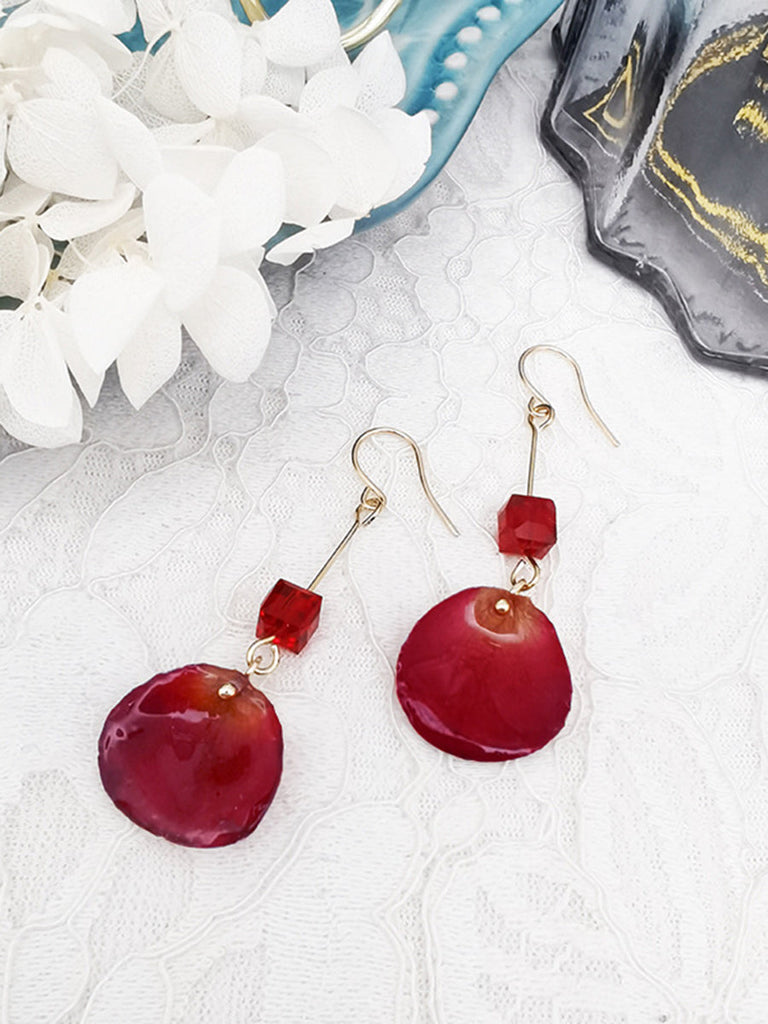 Boucles d'oreilles en verre époxy faites à la main avec des pétales de rose séchés