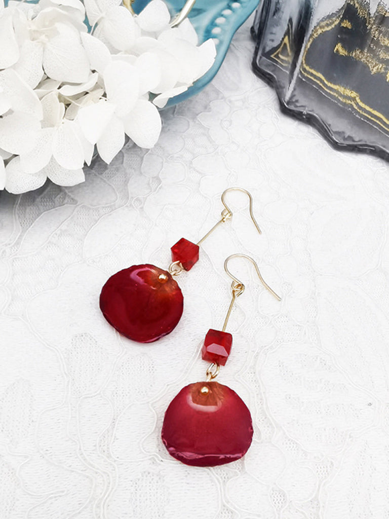 Boucles d'oreilles en verre époxy faites à la main avec des pétales de rose séchés