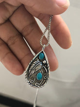 Charger l&#39;image dans la galerie, Collier avec pendentif en plumes turquoise