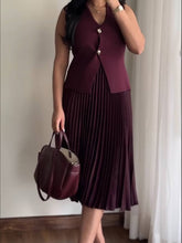 Carregar imagem no visualizador da galeria, Knitted Vest And Pleated Skirt