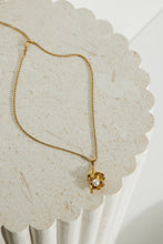 Carica l&#39;immagine nel visualizzatore di Gallery, 18k Plated Gold Oyster Necklace Gold