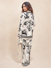 Carica l&#39;immagine nel visualizzatore di Gallery, Wide-Leg Silhouette Printed Pants