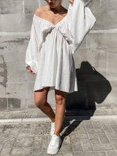 Carregar imagem no visualizador da galeria, Woven Plunge Skater Mini Dress