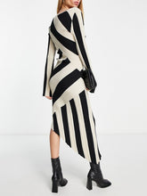 Görseli Galeri görüntüleyiciye yükleyin, Black And White Stripe Knitted Asymmetric Midi Dress