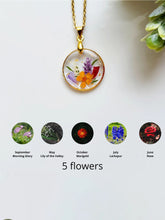 Görseli Galeri görüntüleyiciye yükleyin, Handmade Birth Flower Bouquet Pressed Resin Pendant Necklaces