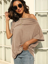 Carica l&#39;immagine nel visualizzatore di Gallery, Solid Color Off-Shoulder T-Shirt